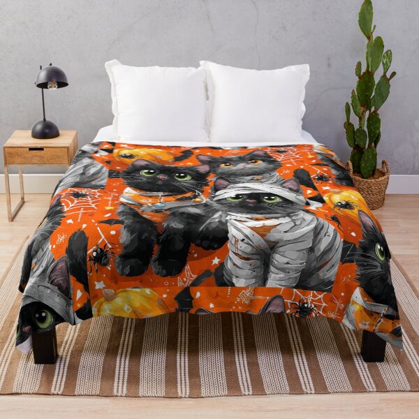 Aperçu de l'œuvre Chats noirs déguisés pour Halloween – Adorables chatons momifiés avec des citrouilles et un décor effrayant créée et vendue par Grafititee.