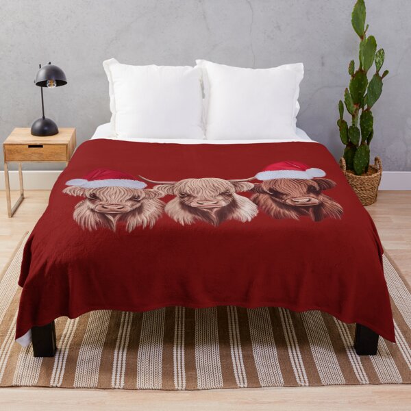 Aperçu de l'œuvre Sweat-shirt de Noël brodé vache des Highlands – Col rond rouge douillet pour les fêtes avec trois vaches créée et vendue par ZyxDes.