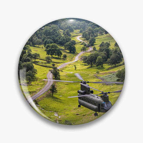 Artikelvorschau, Zweimotoriger Chinook fliegt unter klarem Himmel über die englische Landschaft entworfen und verkauft von Skyframe Aviation.