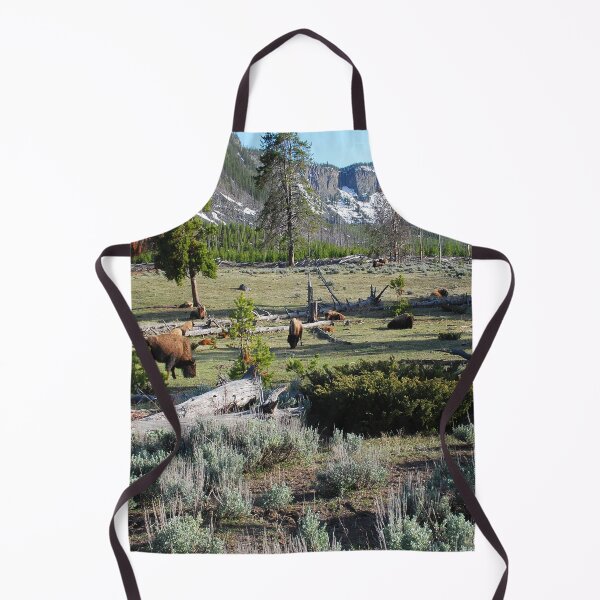 Artikelvorschau, Büffelherden versammeln sich in der Yellowstone-Wildnis, Wyoming. entworfen und verkauft von Visual-Minds.