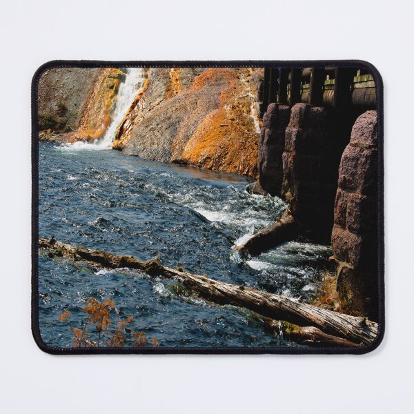 Artikelvorschau, Eine Steinbrücke überspannt den Firehole River entworfen und verkauft von Visual-Minds.