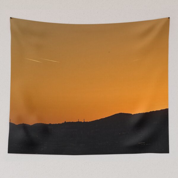 Artikelvorschau, Himmel und Flugzeuge komplett orange. Wien 2025 entworfen und verkauft von Jouko Lehto Photography.