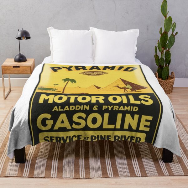 Aperçu de l'œuvre Panneau publicitaire vintage rétro pour l'essence Pyramid Motor Oils créée et vendue par CharlieDesings.