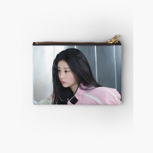 Aperçu de l'œuvre Wonhee — Badge minimaliste « Plus mignon » créée et vendue par Valereekmerch.