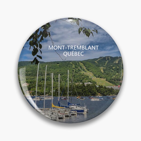 Artikelvorschau, Der Yachthafen von Tremblant mit Mont-Tremblant im Hintergrund entworfen und verkauft von Production Art Manon Meilleur.