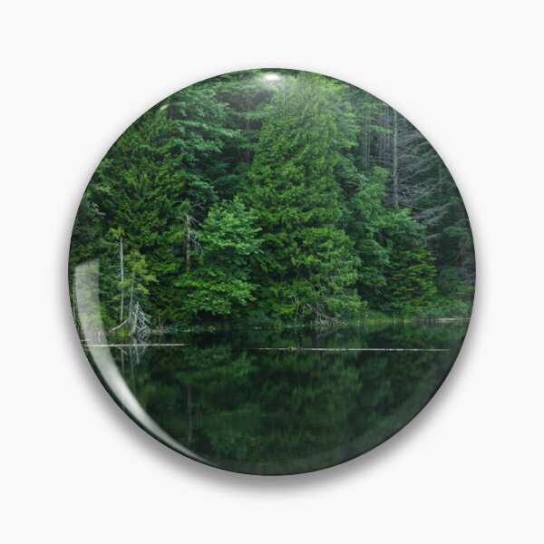 Artikelvorschau, Grüne Waldbäume Seereflexion Fotodruck entworfen und verkauft von Mother-Nature65.