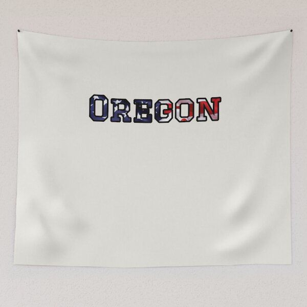 Artikelvorschau, Typografie mit der Flagge von Oregon, USA – Patriotisches Design mit Sternen und Streifen für amerikanischen Stolz entworfen und verkauft von Long Family Gifts.