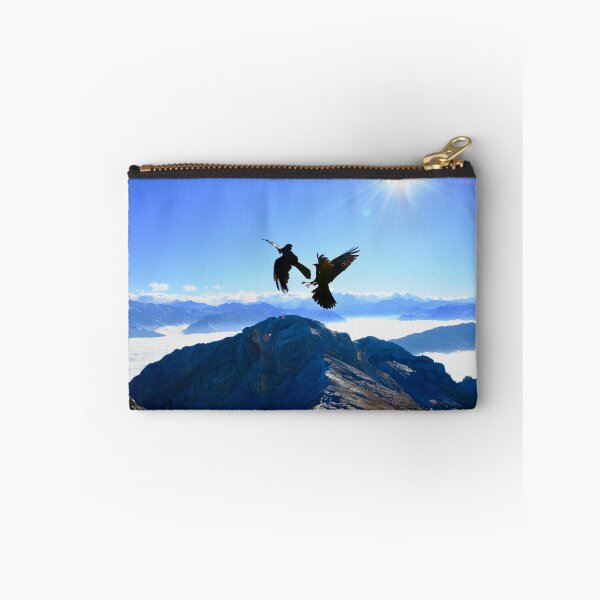 Artikelvorschau, Alpenflug – Dohlen im Duell / Swiss Artwork Photography entworfen und verkauft von Raphael Wolf.