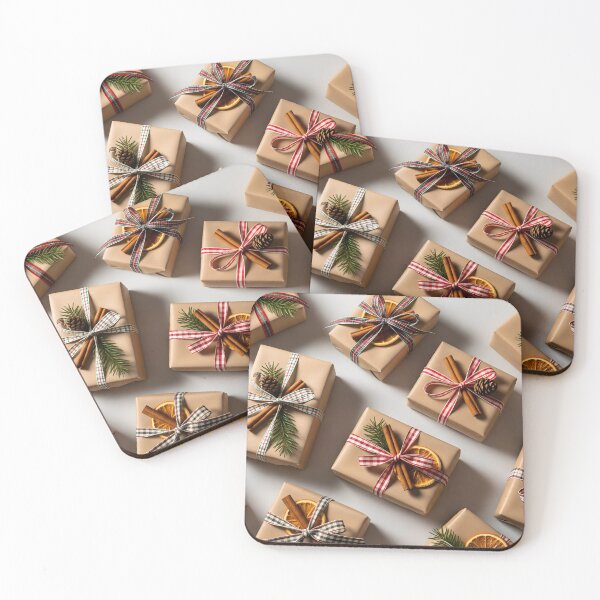 Artikelvorschau, Draufsicht auf mit Naturdeko verpackte Weihnachtsgeschenke entworfen und verkauft von homydesign.