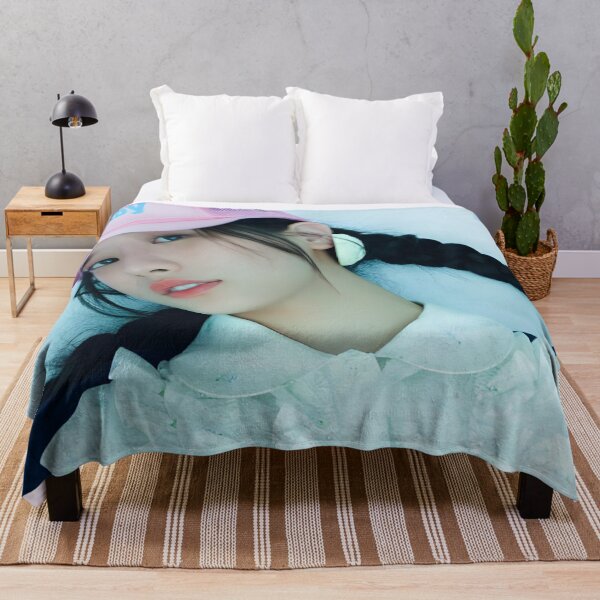Artikelvorschau, Minju Not Cute Anymore Ära Foto-Kunst | Fan-inspiriert für GLLIT entworfen und verkauft von Valereekmerch.