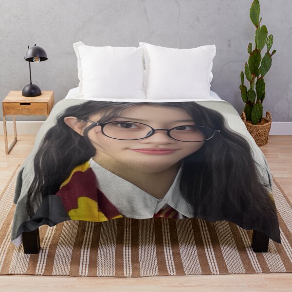 Artikelvorschau, Minju NCNA Era Bias Foto-Kunst | Sanftes K-Pop-Fan-Werk für GLLIT entworfen und verkauft von Valereekmerch.
