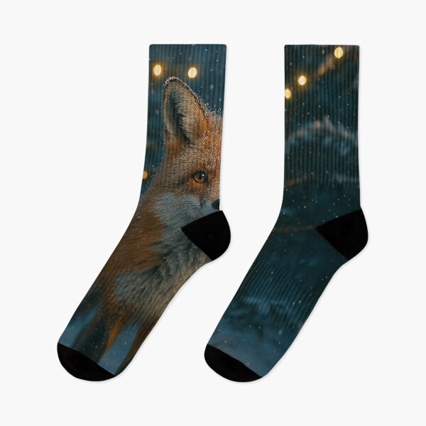 Artikelvorschau, Schneefuchs unter Weihnachtslichtern entworfen und verkauft von Sartawsky.