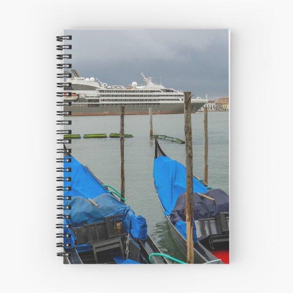 Artikelvorschau, Kreuzfahrtschiff auf der Lagune - Venedig entworfen und verkauft von hanspeder.redbubble.com.
