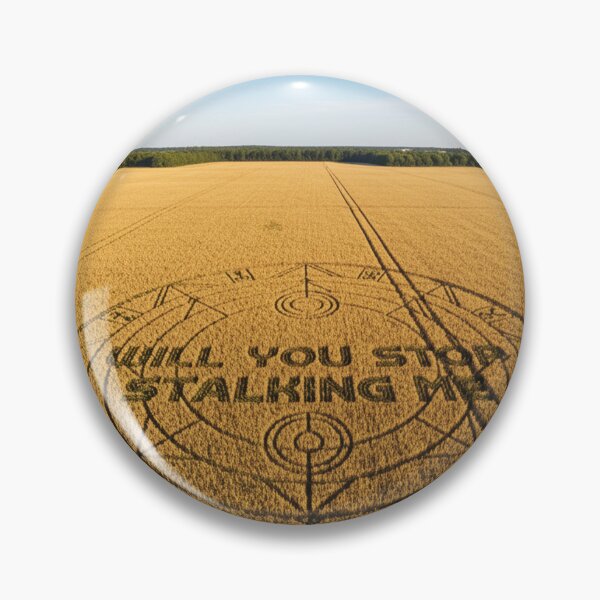 Aperçu de l'œuvre Parodie d'OVNI dans un crop circle créée et vendue par givememytees.