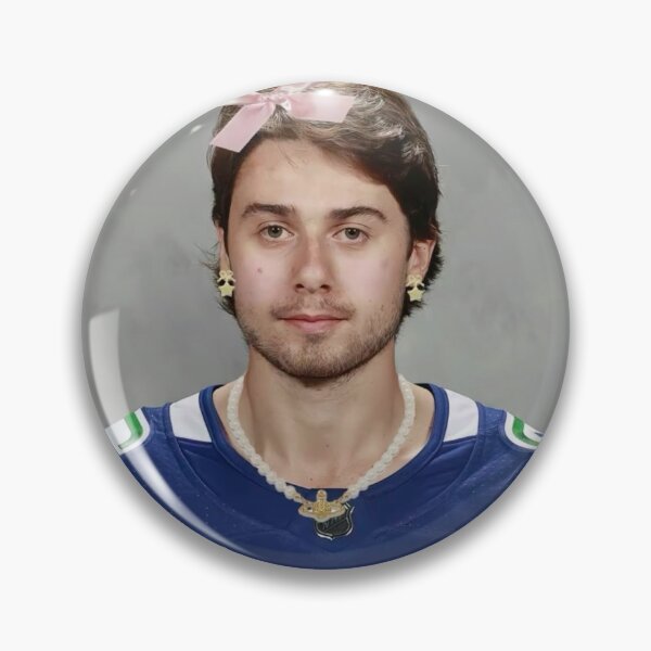 Artikelvorschau, Quinn Hughes Canucks Spieltagsknopf entworfen und verkauft von button-babes.