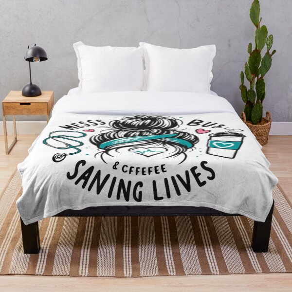 Artikelvorschau, Messy Bun Saving Lives Nurse Coffee Heartbeat Design entworfen und verkauft von DrawDrip.