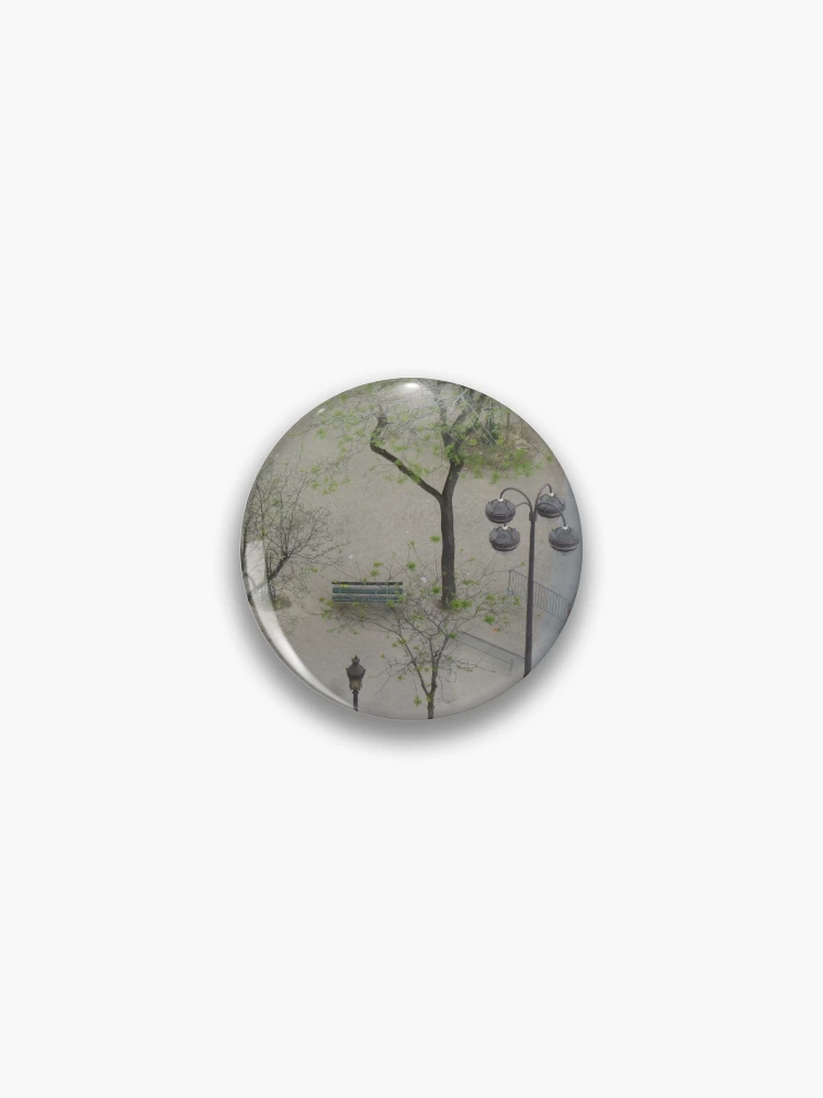 Aperçu 1 sur 3. Badge avec l'œuvre Looking Down From Arch de Triumph créée et vendue par Randy Sprout Fine Art.