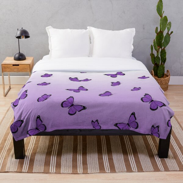 Aperçu de l'œuvre Motif de silhouette de papillon violet sur fond dégradé vertical doux créée et vendue par EtherealFlutter.