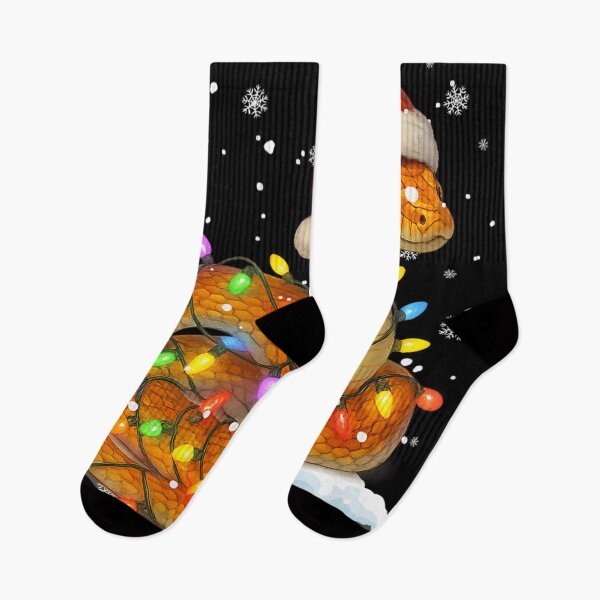Artikelvorschau, Niedliche Schlange in Lichterketten gehüllt, Weihnachtsmannmütze, Winterreptil entworfen und verkauft von Serene woods.