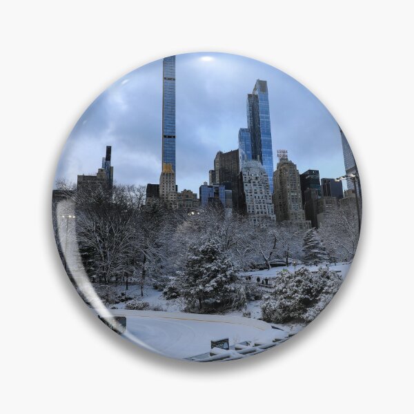 Artikelvorschau, Winterliche Szene auf der Eisbahn im Central Park entworfen und verkauft von Justin Mckinney.
