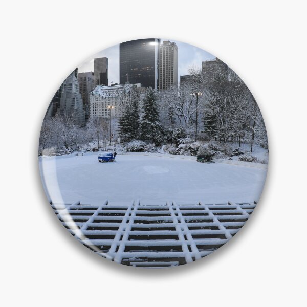 Artikelvorschau, Winterliche Szene auf der Eisbahn im Central Park entworfen und verkauft von Justin Mckinney.