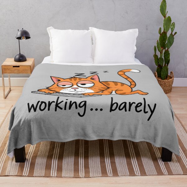 Artikelvorschau, Schlafende Katze „Arbeitet... kaum“ – Lustiges Design entworfen und verkauft von Animepic222.