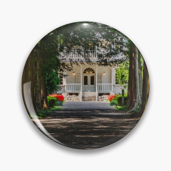 Artikelvorschau, Mit Zedernholz gesäumte Zufahrt zu einer historischen Villa aus der Meiji-Zeit in Tochigi, Japan entworfen und verkauft von Pix4Japan.