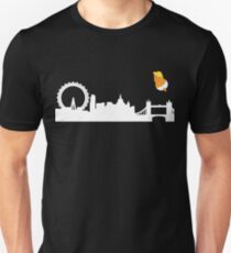 Baby-Trumpf-Ballon-Blimp-Fliege über London England Slim Fit T-Shirt