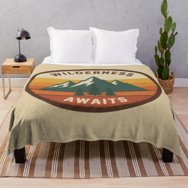 Artikelvorschau, Wildnis erwartet dich – Retro-Design im Vintage-Stil für Wanderfreunde, Outdoor-Camping-Ästhetik, Geschenkidee für Naturliebhaber entworfen und verkauft von Searching ideas.