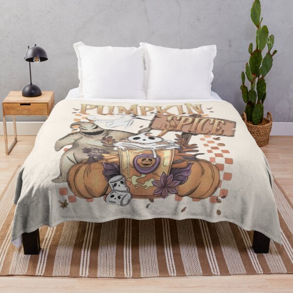 Artikelvorschau, Gruselig-lustige Halloween-Grafik mit Geistermotiven – Pumpkin Spice Shirt, Hoodie & Heimdeko entworfen und verkauft von Compass and a Camera.