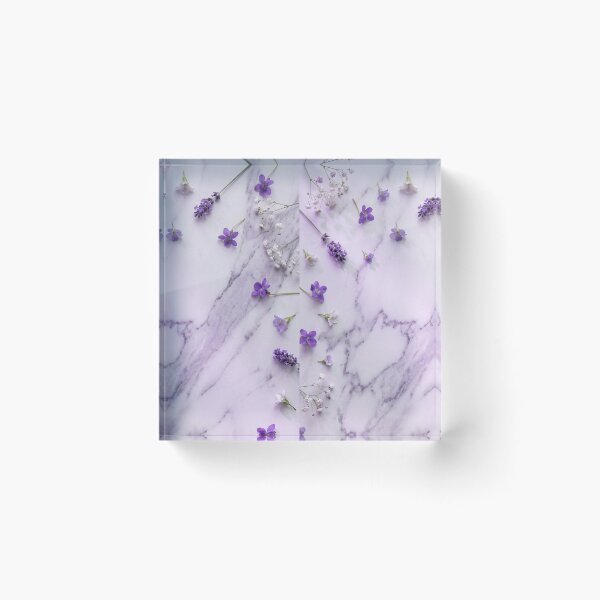 Artikelvorschau, Florales Flat Lay auf geädertem, violettem Marmor entworfen und verkauft von akshaysury.