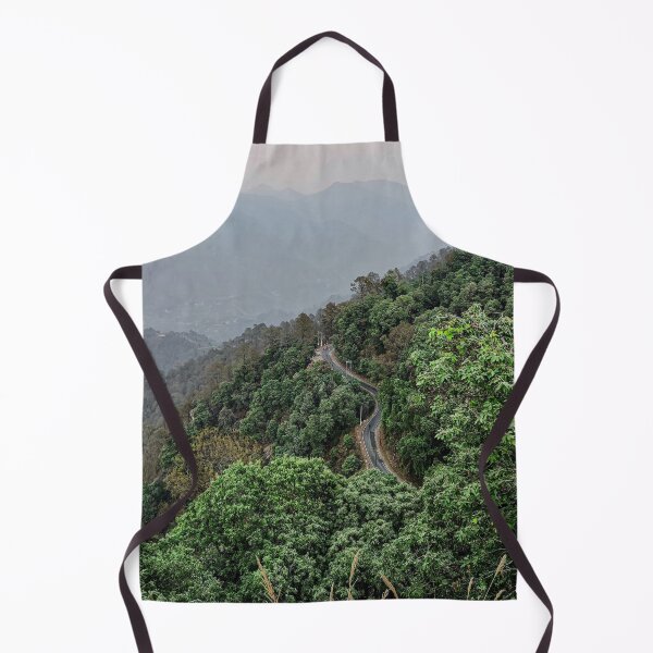 Aperçu de l'œuvre Route sinueuse à travers les montagnes verdoyantes et brumeuses créée et vendue par OldTownKid.
