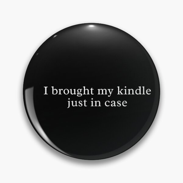 Artikelvorschau, Ich habe meinen Kindle nur für alle Fälle mitgenommen – Minimalistisches Zitatdesign für Bücherliebhaber entworfen und verkauft von MyMomentShirt.