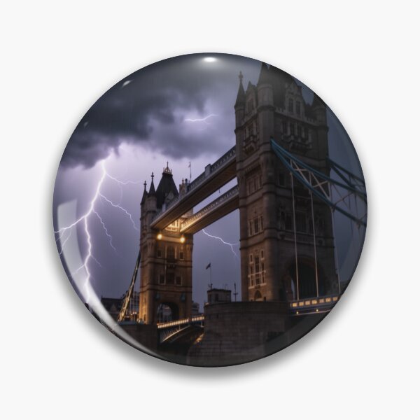 Artikelvorschau, Tower Bridge in London während eines Gewitters entworfen und verkauft von aykiradesigns.