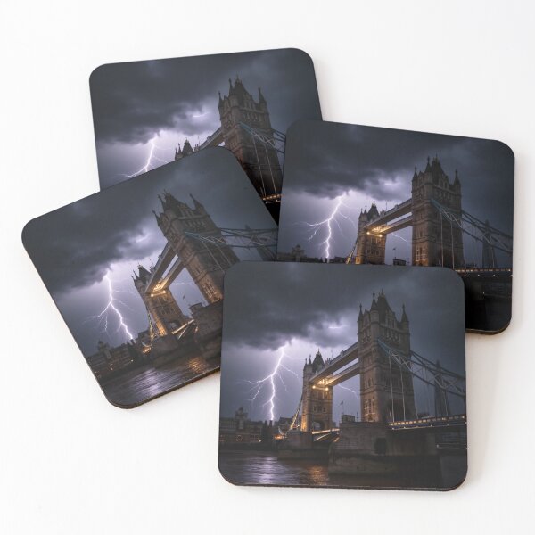Artikelvorschau, Tower Bridge in London während eines Gewitters entworfen und verkauft von aykiradesigns.