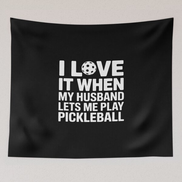 Artikelvorschau, Ich liebe es, wenn mein Mann mich Pickleball spielen lässt. entworfen und verkauft von skanderio.