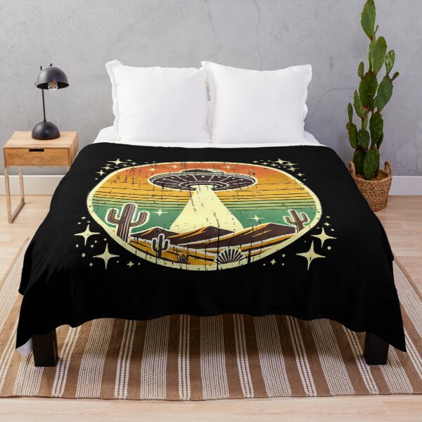 Artikelvorschau, Vintage UFO-Untertassen-Strahl-Berge Retro-Alien-Sci-Fi-Kunst entworfen und verkauft von MarionCharleen.