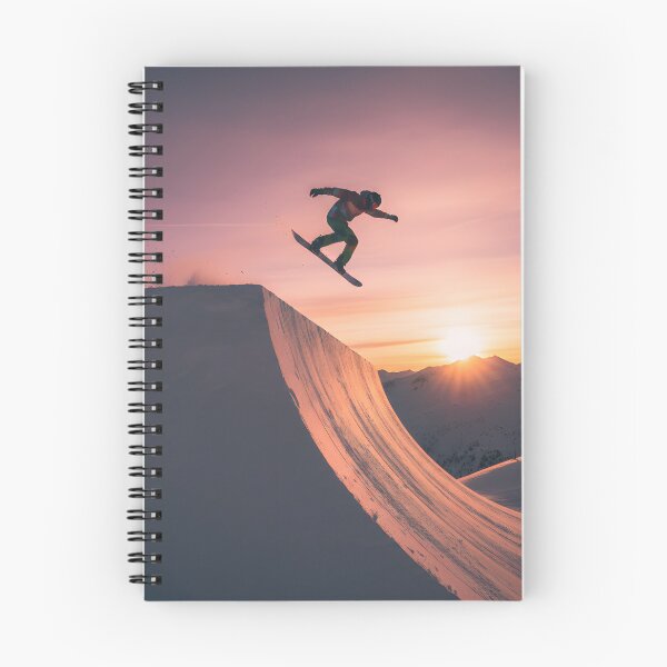 Artikelvorschau, Snowboarder springt bei Sonnenuntergang von einer Halfpipe entworfen und verkauft von homydesign.