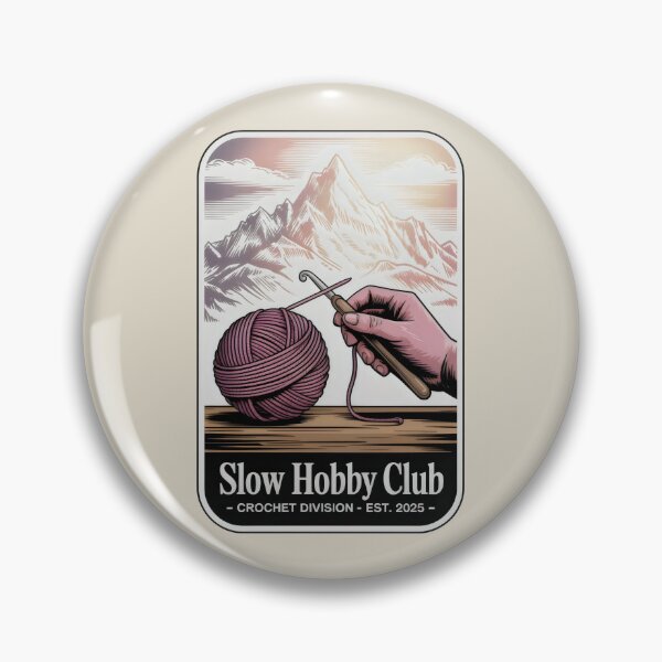 Artikelvorschau, Emblem der Häkelabteilung des Slow Hobby Clubs mit Bergen und rosa Garn entworfen und verkauft von SplashTastic.