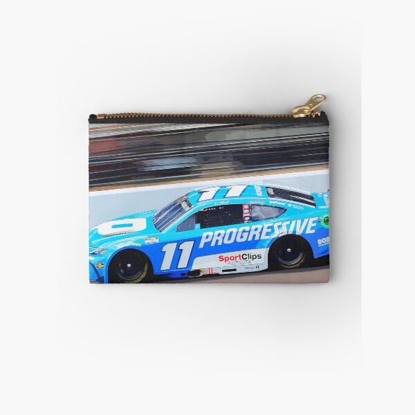 Artikelvorschau, Denny Hamlin fährt mit seinem NASCAR-Cupcar von 2025 auf dem Indianapolis Motor Speedway (Aquarell). entworfen und verkauft von Rodissimus1984.