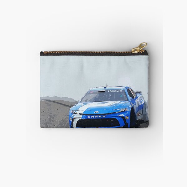 Artikelvorschau, Denny Hamlin driftet mit seinem 2025er Nascar Cupcar (Aquarell) entworfen und verkauft von Rodissimus1984.