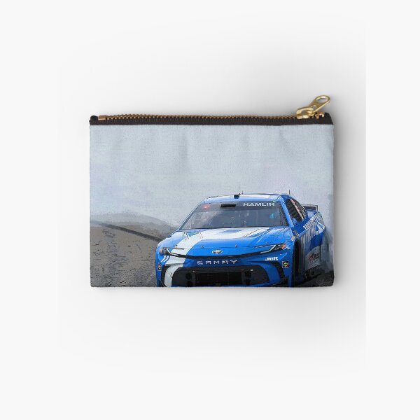 Artikelvorschau, Denny Hamlin driftet mit seinem 2025er Nascar Cupcar (Abstract) entworfen und verkauft von Rodissimus1984.