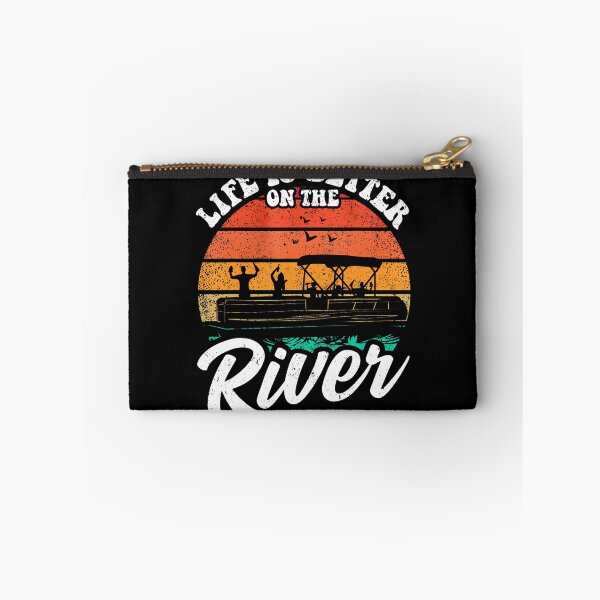 Artikelvorschau, Das Leben ist besser auf dem Fluss – Lustiger Pontonbootkapitän im Retro-Stil entworfen und verkauft von MargieLauren.