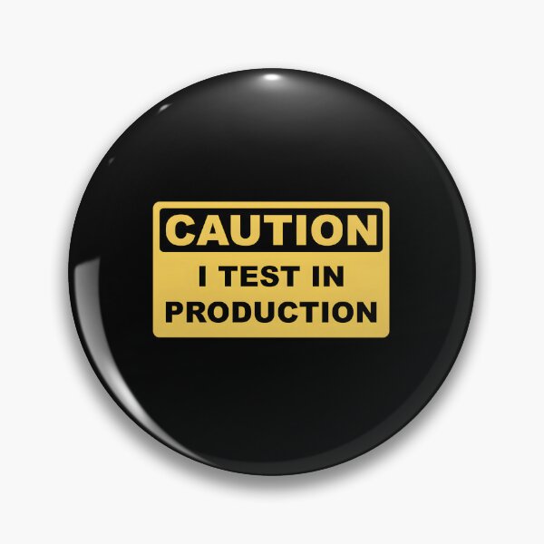 Artikelvorschau, Ich teste in der Produktion – Lustiges Warnschild für Entwickler entworfen und verkauft von jeuwlxuywy74.