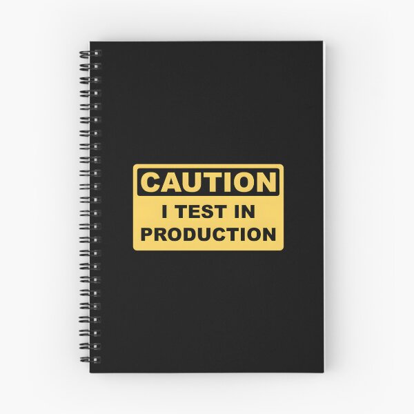 Artikelvorschau, Ich teste in der Produktion – Lustiges Warnschild für Entwickler entworfen und verkauft von jeuwlxuywy74.