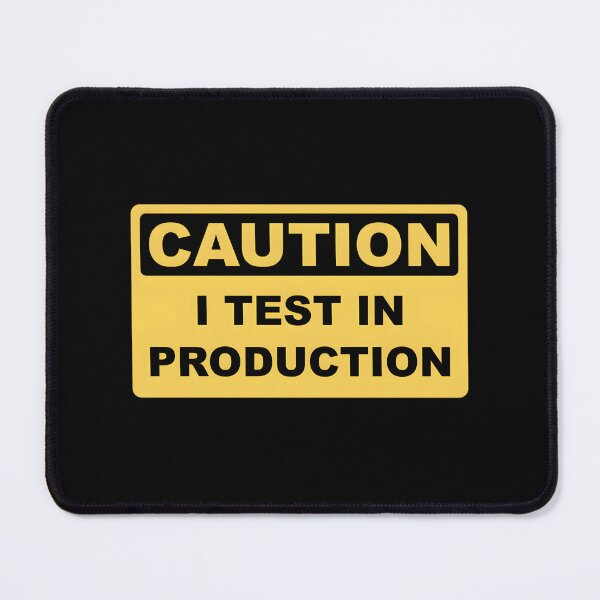 Artikelvorschau, Ich teste in der Produktion – Lustiges Warnschild für Entwickler entworfen und verkauft von jeuwlxuywy74.