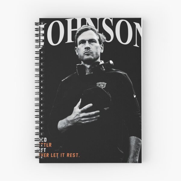 Artikelvorschau, Ben Johnson Chicago Football Monochrome Düsteres Porträt Grafik entworfen und verkauft von bullnizomona.