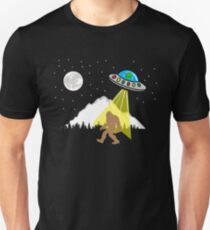 Bigfoot UFO - Alien sasquatch Unisex T-Shirt