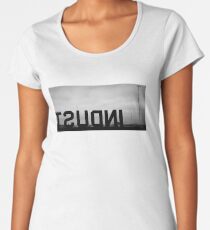 Camiseta premium de cuello ancho Estándar.