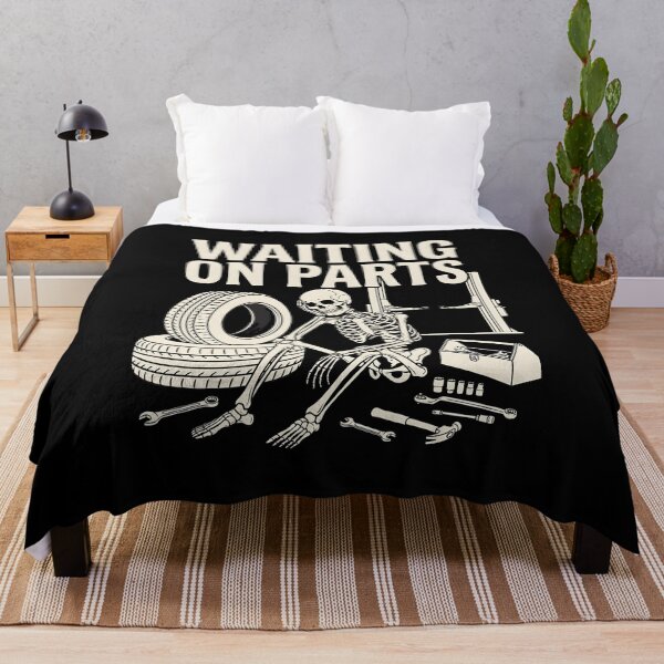 Artikelvorschau, Warten auf Ersatzteile, lustiges Geschenk für Mechaniker-Skelett-Werkstatt-Humor-Fans, Grafik-T-Shirt für Autoreparaturwerkstatt-Techniker für Autoliebhaber entworfen und verkauft von saloui.